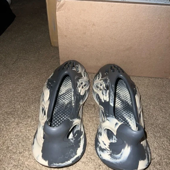 New
Size 10 Men
2021 Yeezy Foam Runner 'MXT Moon
Grey' $430 on GOAT FIRST COME! - Picture 4 of 6